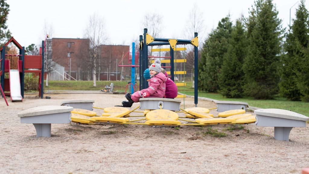 Pienet lapset leikkikentällä.