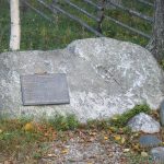 Partisaanien uhrien muistomerkki on kivi, johon on liitetty muistolaatta.