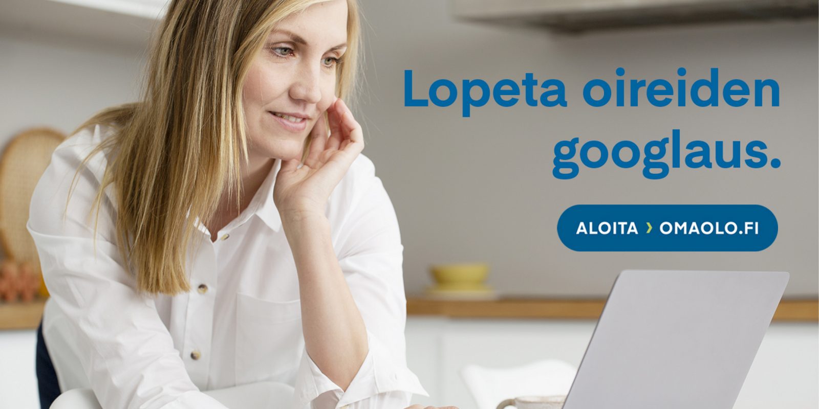 Nainen tietokoneella