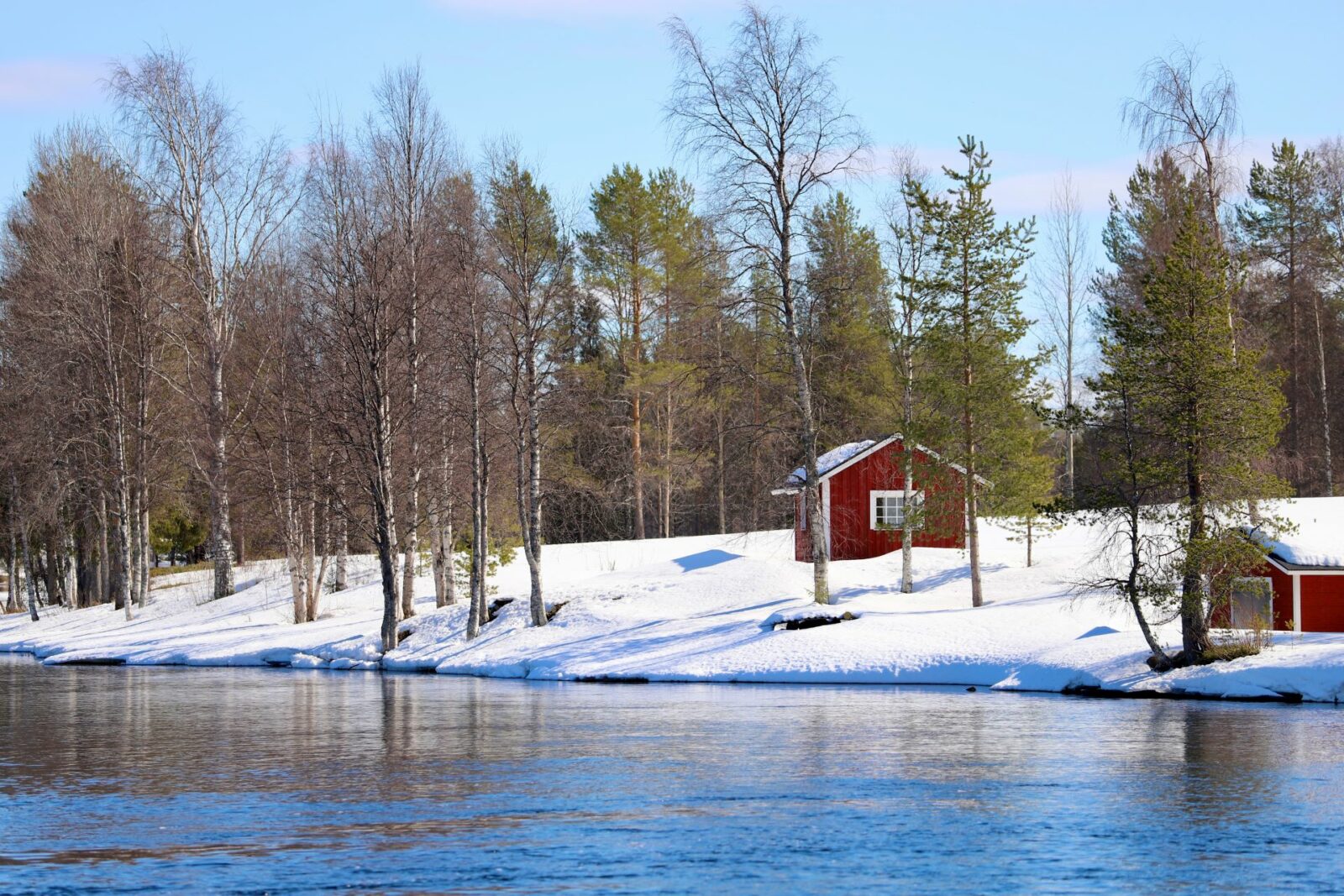 Mökki joen rannalla