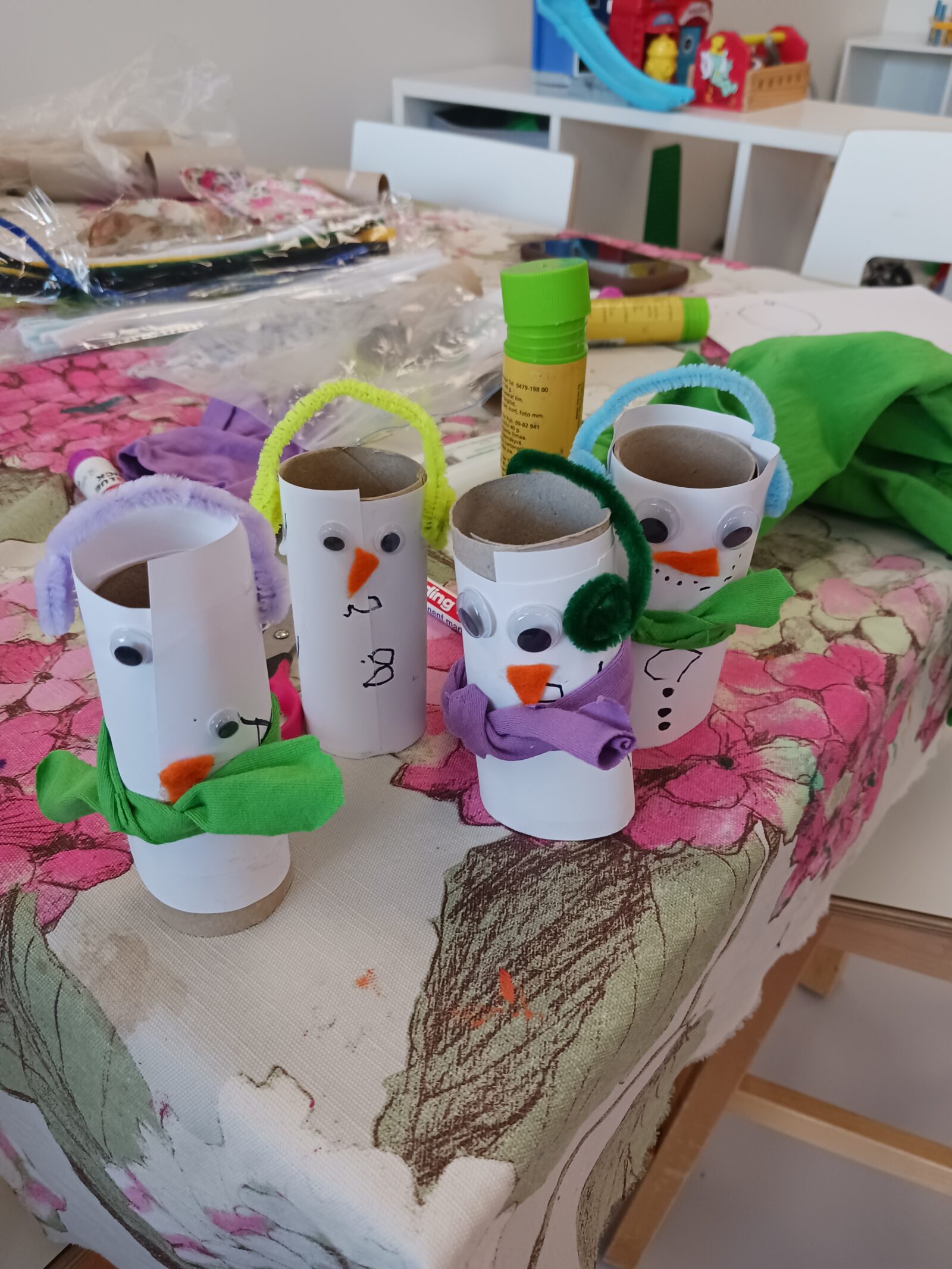 Kuvassa Lumiukkoaskarteluja