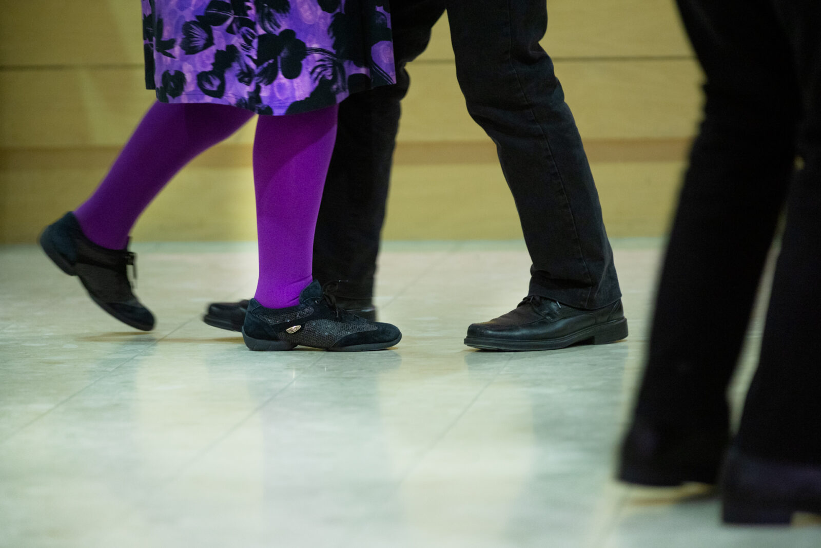 Kuvassa lähikuva jaloista tanssimassa.