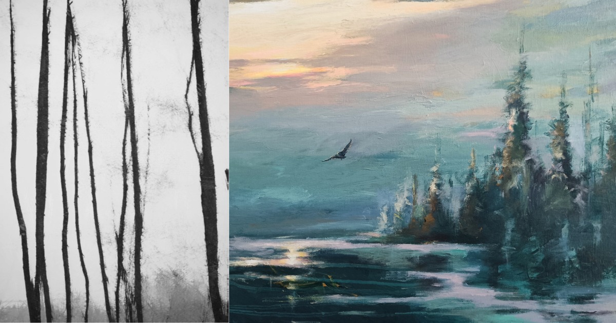 Kuvassa Sari Möttösen valokuvateos, jossa mustavalkoisia rankoja ja rinnalla Päivi Ollilan sini ja vihersävyinen maalaus, jossa lintu lentää veden yli ja vasemmalla metsää, taivaalla auringon kajo.