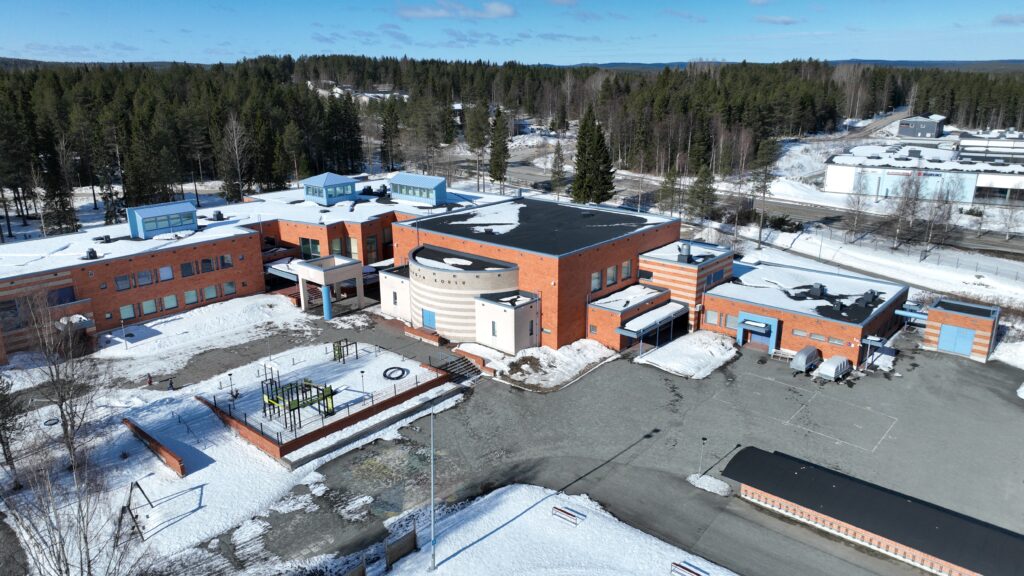 Torangin koulu dronella kuvattuna