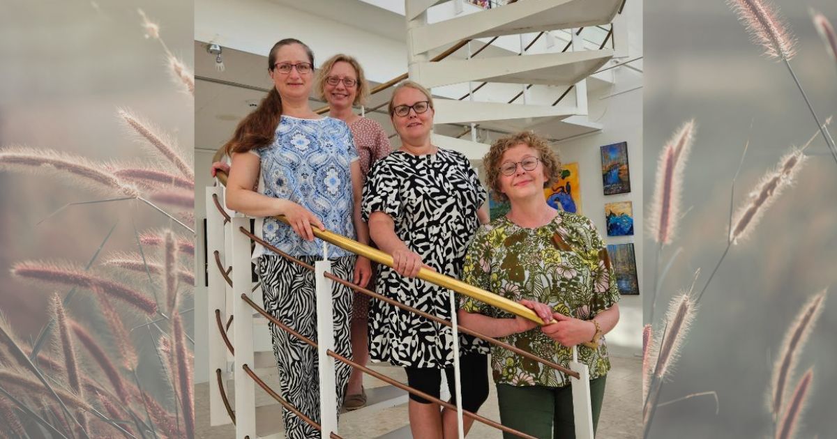Lauluyhtye Soios seisomassa Kuusamotalon Kaamosgallerian kierreportaissa: Signe Tamm, Kirsi Kuosku, Ruut Heikkilä ja Kaija Alajuuma.